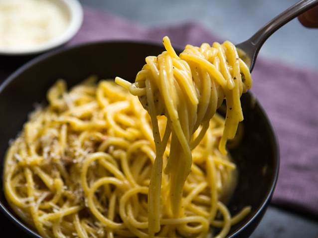 Des spaghettis alla carbonara onctueux et légers … parce que sans crème !