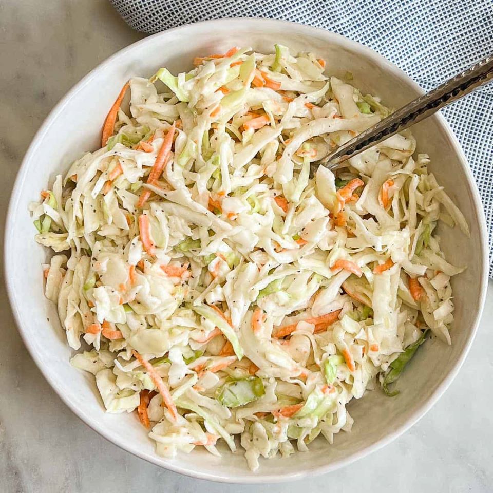 Le coleslaw : une délicieuse salade crémeuse et croquante ... mais pas ...