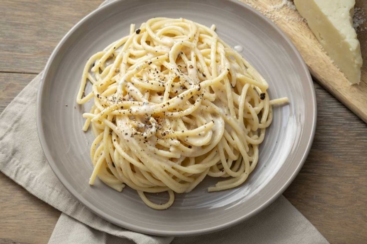 plat de spaghettis cacio e pepe.